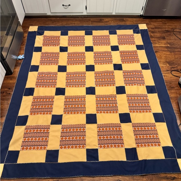 Vintage hand stitched quilt - Picture 1 of 5